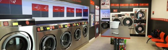 UNE LAVERIE LIBRE-SERVICE SPEED QUEEN OUVRE A FREGENE, ITALIE
